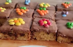 Velikonoční stracciatella buchta: Veselé pečení s kousky čokolády Velikonoční stracciatella buchta na talíři.