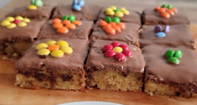 Velikonoční stracciatella buchta na talíři.