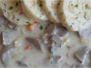 Pajšl na talíři s houskovým knedlíkem.