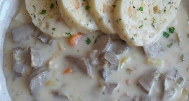 Pajšl na talíři s houskovým knedlíkem.