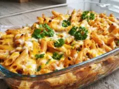 Zapečené těstoviny s kuřecím masem a smetanou: Rychlá večeře z jednoho pekáčku