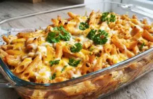 Zapečené těstoviny s kuřecím masem a smetanou: Rychlá večeře z jednoho pekáčku