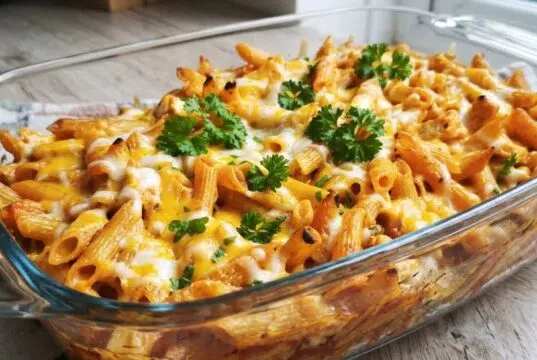 Zapečené těstoviny s kuřecím masem a smetanou: Rychlá večeře z jednoho pekáčku
