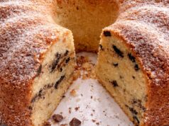 Vláčná bábovka ze zakysané smetany: Jemný dezert s čokoládovými pecičkami