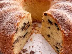 Vláčná bábovka ze zakysané smetany: Jemný dezert s čokoládovými pecičkami