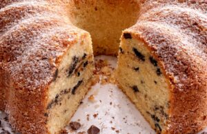 Vláčná bábovka ze zakysané smetany: Jemný dezert s čokoládovými pecičkami