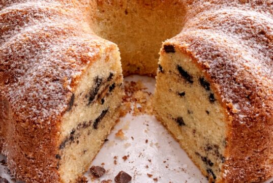 Vláčná bábovka ze zakysané smetany: Jemný dezert s čokoládovými pecičkami