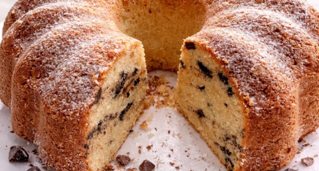 Bábovka se zakysanou smetanou a čokoládovými pecičkami