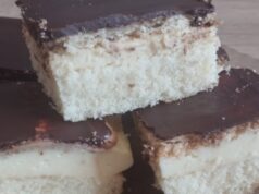 Pudinková buchta s BeBe sušenkami a čokoládou: Dezert, který se rozplývá na jazyku Pudinková buchta s BeBe sušenkami a čokoládovou polevou: luxusní řezy z plechu