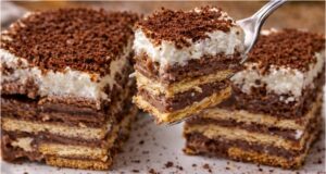 Nepečený BeBe dezert s mascarpone a kávou: Elegantní sladkost bez zapínání trouby Nepečený dort z BeBe sušenek a mascarpone: krémový dezert inspirovaný tiramisu