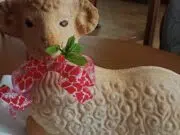 Vláčný velikonoční beránek z olejového těsta: Recept, který se vždy povede Velikonoční beránek z olejového těsta: nadýchaný, vláčný a snadný na vyklopení