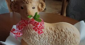 Vláčný velikonoční beránek z olejového těsta: Recept, který se vždy povede Velikonoční beránek z olejového těsta: nadýchaný, vláčný a snadný na vyklopení