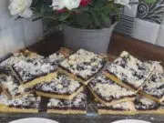 Borůvkový koláč z majolkového těsta: Neuvěřitelně vláčný moučník, který netvrdne Nadýchaný borůvkový koláč z kynutého těsta s majonézou a drobenkou