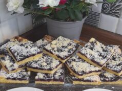 Borůvkový koláč z majolkového těsta: Neuvěřitelně vláčný moučník, který netvrdne Nadýchaný borůvkový koláč z kynutého těsta s majonézou a drobenkou