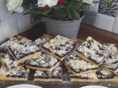 Borůvkový koláč z majolkového těsta: Neuvěřitelně vláčný moučník, který netvrdne Nadýchaný borůvkový koláč z kynutého těsta s majonézou a drobenkou