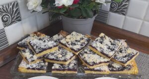 Borůvkový koláč z majolkového těsta: Neuvěřitelně vláčný moučník, který netvrdne Nadýchaný borůvkový koláč z kynutého těsta s majonézou a drobenkou