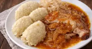 Pravé jihočeské bosáky: Dokonalé knedlíky napůl z vařených a syrových brambor, které strčí kupované do kapsy Jihočeské bosáky: tradiční bramborové knedlíky z vařených i syrových brambor