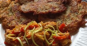 Křupavé domácí bramboráčky s kuřecí směsí: Poctivá klasika, která nikdy neomrzí Křupavé bramboráčky s kuřecí směsí: poctivý domácí oběd z brambor