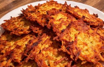 Křupavé bramboráky se slaninou: Staročeský recept z brambor, u kterého se poperete o poslední kousek! Staročeské bramboráky se slaninou: křupavá klasika z 2,5 kg brambor