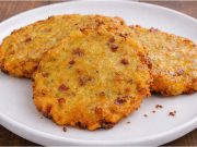 Zapomeňte na bramboráky: Vylepšené bramborové placky se slaninou a sýrem, které jsou křupavé i druhý den