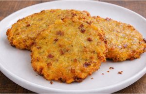 Zapomeňte na bramboráky: Vylepšené bramborové placky se slaninou a sýrem, které jsou křupavé i druhý den