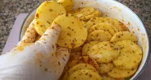 Geniální pečené brambory, které dělám 3x týdně: Křupavá příloha, kterou rodina vyjídá rovnou z plechu! Křupavé bramborové plátky z trouby: levná příloha s paprikou a tymiánem