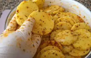 Křupavé bramborové plátky z trouby: levná příloha s paprikou a tymiánem