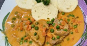 Bratislavská vepřová plec: Tradiční omáčka se zeleninou a okurkou Bratislavská plec: tradiční smetanová omáčka s mrkví, hráškem a okurkou