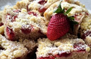 Nadýchaná jahodová bublanina s drobenkou: Klasika „jako peří“ s voňavým vylepšením