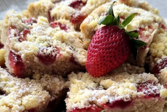 Nadýchaná jahodová bublanina s drobenkou: Klasika „jako peří“ s voňavým vylepšením