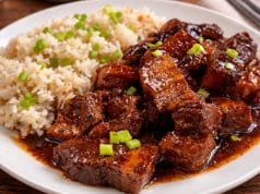 Pečený bůček po asijsku, který se rozpadá na jazyku s rýží