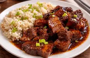 Pečený bůček po asijsku, který se rozpadá na jazyku s rýží