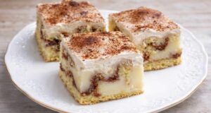 Vynikající pudinková buchta se zakysanou smetanou Pudinková buchta se zakysanou smetanou: Vláčný dezert s vanilkovým pudinkem