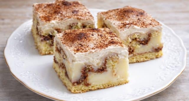 Pudinková buchta se zakysanou smetanou: Vláčný dezert s vanilkovým pudinkem Pudinková buchta se zakysanou smetanou: Vláčný dezert s vanilkovým pudinkem