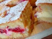 Vláčná jogurtová buchta s ovocem: Třívrstvé potěšení z jednoho plechu