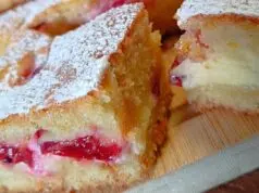 Vláčná jogurtová buchta s ovocem: Třívrstvé potěšení z jednoho plechu