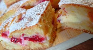 Vláčná jogurtová buchta s ovocem: Třívrstvé potěšení z jednoho plechu Jogurtová buchta s ovocem: vláčný koláč ze dvou těst