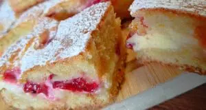 Vláčná jogurtová buchta s ovocem: Třívrstvé potěšení z jednoho plechu Jogurtová buchta s ovocem: vláčný koláč ze dvou těst