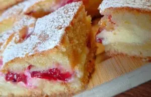 Vláčná jogurtová buchta s ovocem: Třívrstvé potěšení z jednoho plechu