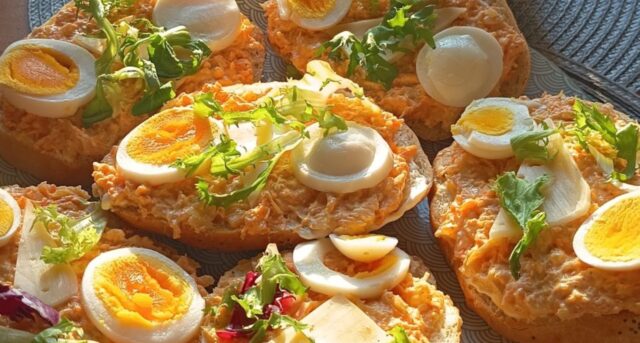 Celerová pomazánka namazaná na chlebu.