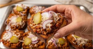 Pikantní čertovská směs z mletého masa: Ideální na topinky i k bramborám Čertovská masová směs na topinky: pikantní klasika plná chuti