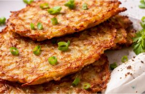 Cibulové placky se šunkou a sýrem: Desetiminutová večeře, která chutná mnohem lépe, než vypadá