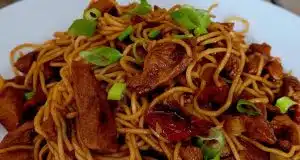 Bleskové čínské nudle s kuřecím masem a křupavou zeleninou, které uvaříte doma za 15 minut Rychlé čínské nudle s kuřecím masem a zeleninou: Večeře hotová za 15 minut