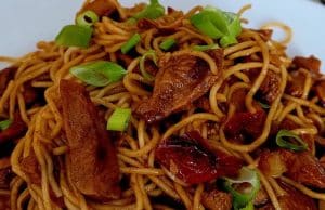 Rychlé čínské nudle s kuřecím masem a zeleninou: Večeře hotová za 15 minut