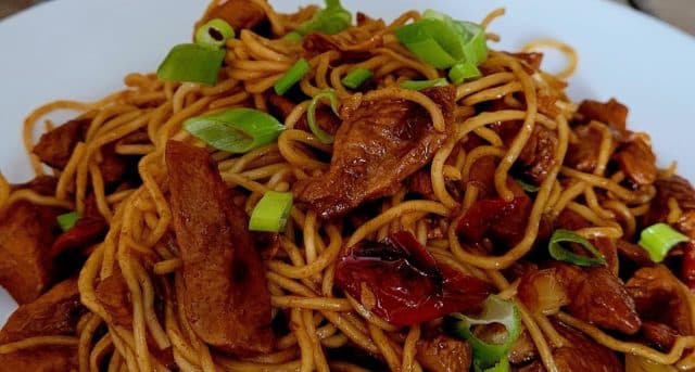 Rychlé čínské nudle s kuřecím masem a zeleninou: Večeře hotová za 15 minut