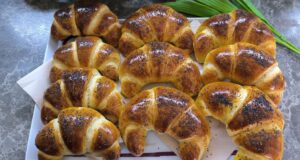 Nadýchané domácí loupáky s mákem: Bleskový hrnečkový recept, který provoní celý dům a zvládne ho každý! Domácí loupáky s mákem: Nadýchané hrnečkové kynuté pečivo jako z pekárny