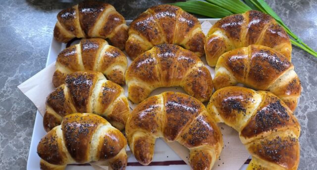 Domácí loupáky s mákem: Nadýchané hrnečkové kynuté pečivo jako z pekárny