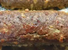 Šťavnatá sekaná se sýrem: rodinný recept s půl kilem goudy a trikem proti prasknutí