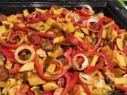 Farmářské brambory z jednoho plechu: Rychlá večeře s klobásou a pórkem Farmářské brambory s klobásou z jednoho plechu