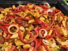 Farmářské brambory z jednoho plechu: Rychlá večeře s klobásou a pórkem Farmářské brambory s klobásou z jednoho plechu